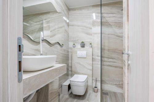 巴尔Oasis Central Stay的浴室配有卫生间、盥洗盆和淋浴。