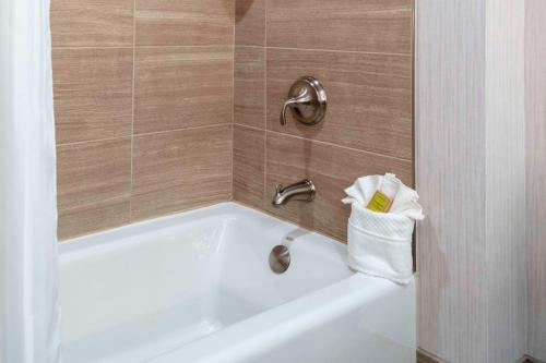 伯灵顿佛蒙特伯灵顿希尔顿逸林酒店的一间带毛巾和浴缸的浴室