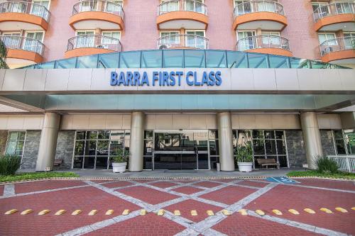 里约热内卢Flat Barra First的带有头等芭芭拉课标志的建筑