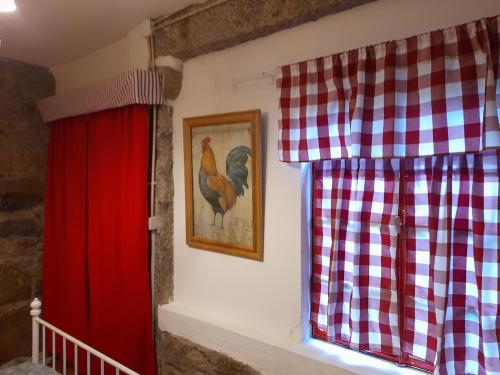 布拉加Quinta da Maínha - Charming Houses的窗户,有红色窗帘和鸡的照片