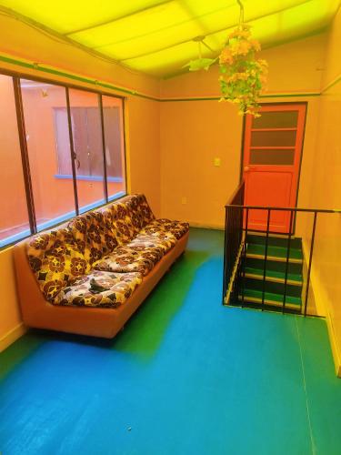 拉巴斯Casa familiar orange corner的客厅配有沙发