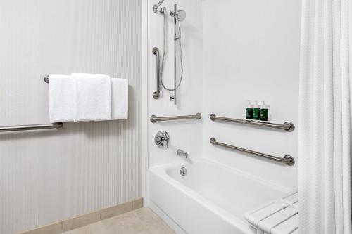 科里奥波利斯Courtyard by Marriott Pittsburgh Airport的白色的浴室设有浴缸和淋浴。