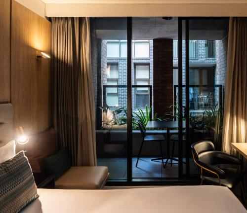悉尼Vibe Hotel Sydney Darling Harbour的酒店客房设有一张床,享有阳台的景色