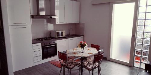 米兰Apartment Sigaba的厨房配有桌椅和微波炉。