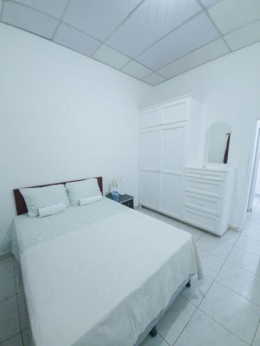 拉乌尼翁Acogedora casa en Lomas de Bella Vista的白色卧室配有一张白色的大床