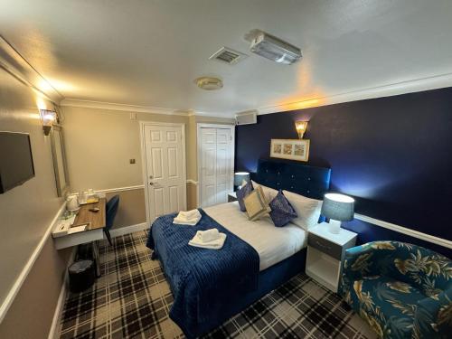 Theydon Bois4 Sisters Inn的小型酒店客房设有床和水槽