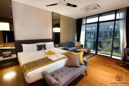 珍南海滩珍南海滩广场酒店的一间大卧室,配有一张大床和一张沙发