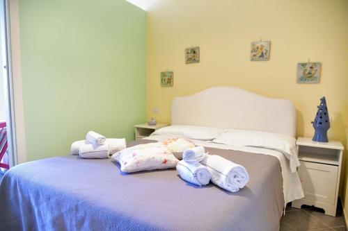 阿马尔菲Casa San Pietro的一间卧室配有带毛巾的床