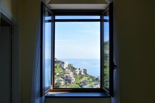 阿马尔菲Casa San Pietro的享有海景的开放式窗户