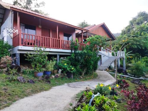 刁曼岛Restu Chalet Tioman的带阳台和一些植物的房子
