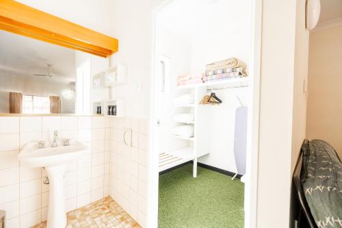 巴卡尔丁Landsborough Lodge Motel的一间小浴室,配有水槽和绿色地板