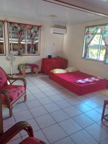 阿瓦托鲁Heimaruragi home的一间设有两张床和椅子的房间