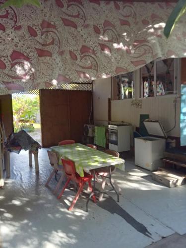 阿瓦托鲁Heimaruragi home的一间厨房,里面配有桌椅