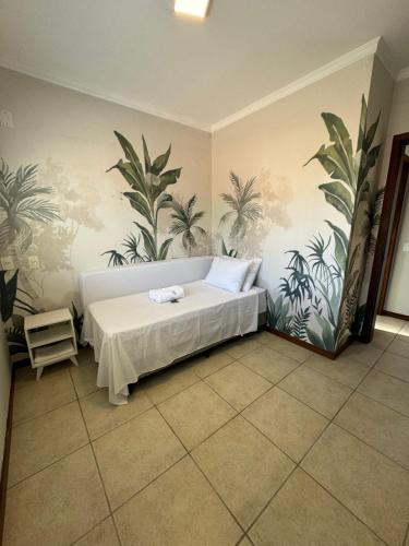 布卢梅瑙Apartamento confortável próximo Vila Germânica的卧室配有一张挂在墙上的植物床