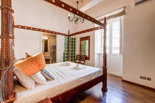 斯利马Sliema Apt-prime Location 3bed的一间卧室配有一张四柱床。