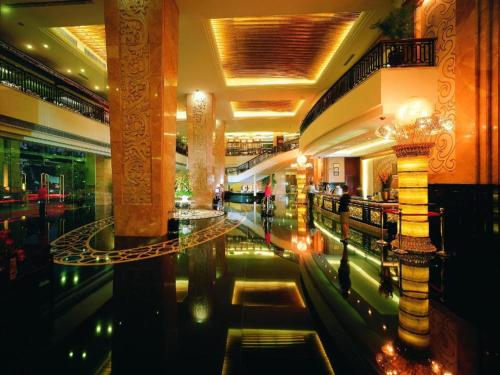 东莞Dongguan Metropolitan Yijing Hotel的享有拥有柱子和水面的购物中心的景色