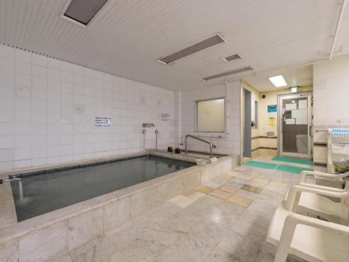 东京Itabashi Hotel Hilltop的一间室内浴室,内有水池
