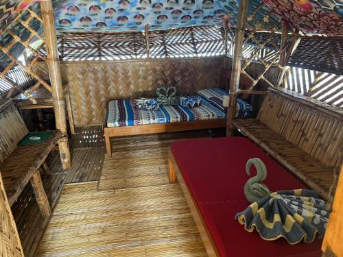 公主港Bamboo Nest Beachfront的客房内的1张床位