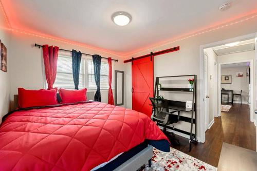 亚特兰大Big Red House in ATL by Hartsfield-Jackson Airport的红色的卧室设有红色的床和窗户