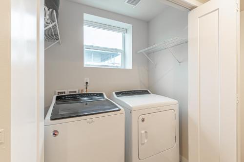 西雅图Beautifully remodeled Rambler in South Seattle的带窗户的厨房内的洗衣机和烘干机