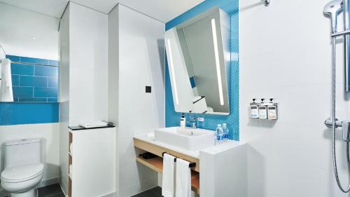 北京北京通州旅游度假区智选假日酒店的一间带水槽、卫生间和镜子的浴室