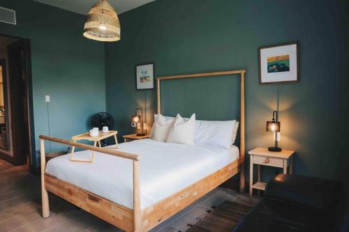 拉罗马纳Modern Condo in Casa de Campo的一间卧室设有一张床和绿色的墙壁