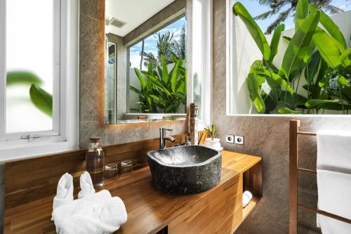 乌布Villa Donna by BaliSuperHost的一间带水槽和镜子的浴室