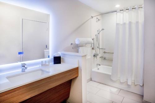 McPhersonFairfield Inn & Suites by Marriott McPherson的白色的浴室设有水槽和淋浴。