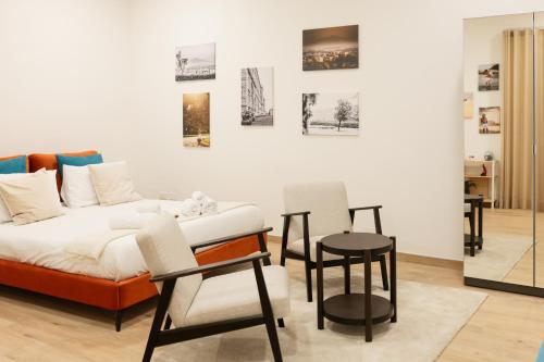 卡塞塔Sorelle Costa apartments的客厅配有床和桌椅