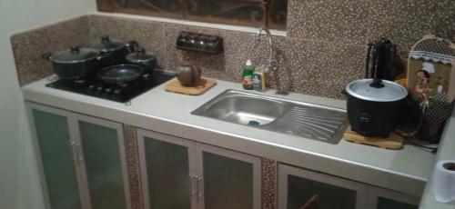 廷戈玛丽亚AlojaRous2的厨房水槽上设有锅碗瓢盆