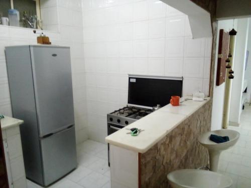 普拉亚Borges Place的小厨房配有炉灶和冰箱