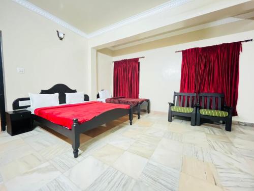 马迪凯里Coorg HillTown Hotel - Madikeri的一间卧室设有两张床和红色窗帘