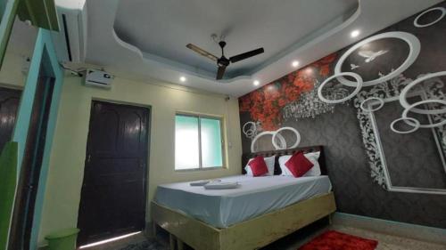 普里Hotel J K Inn Puri Near Sea Beach的一间卧室配有一张带白色天蓬墙的床