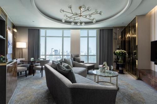 曼谷Centara Grand At CentralWorld的带沙发和吊灯的客厅