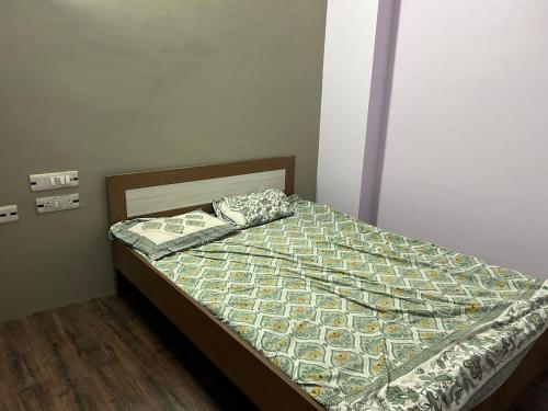 BettiahSANGAM PALACE的卧室里的一张床铺,床上有钱的床单