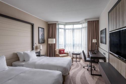 弗赖辛万豪酒店慕尼黑机场店的酒店客房配有两张床和一张书桌