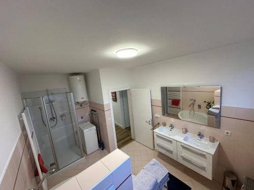奥拉Appartamento "Rio Nero"的一间带两个盥洗盆和淋浴的浴室