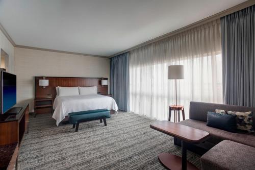休斯顿休斯顿乔治布什洲际机场万豪酒店的酒店客房,配有床和沙发