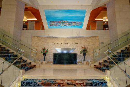 迪拜Ritz Carlton DIFC Downtown Dubai的大楼内带舞台的大型大堂