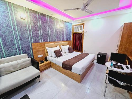 新德里Hotel TU Casa (Stay near International Airport)的一间卧室配有一张床、一张沙发和一张书桌