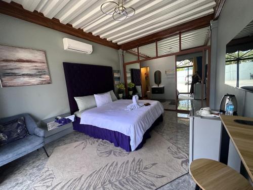 圣胡安Lawson’s Beach Resort的一间卧室配有一张带白色床罩的床