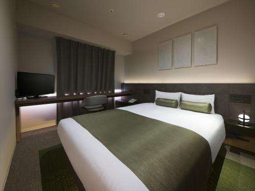 东京东京九段下芬迪别墅酒店的配有一张床和一台平面电视的酒店客房