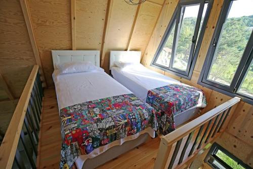 萨潘贾HappyHouse Bungalov Three-Room, SPA pleasure with lake view, Sapanca B1的小木屋内一间卧室,配有两张床