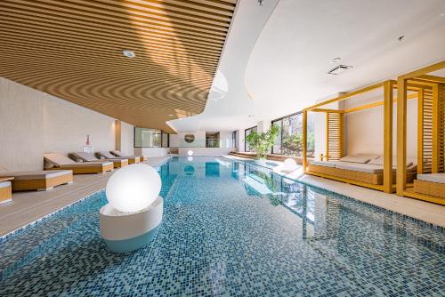 箱根nol hakone myojindai的游泳池位于酒店客房内,设有床铺
