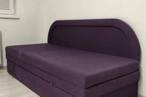 莱维采Nádherný byt v centre mesta的坐在房间里的一个紫色的奥斯曼