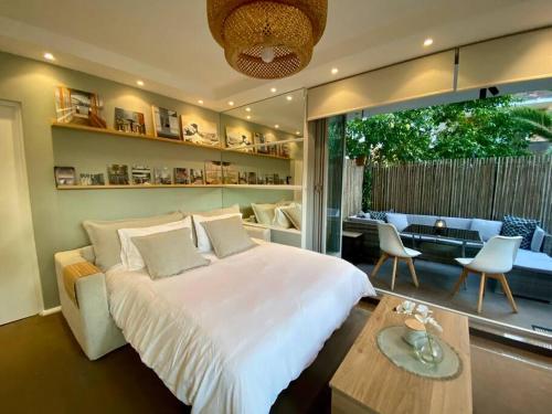 悉尼Beautiful 1 bedroom unit 1 block from Coogee beach的卧室配有一张白色的大床和一张桌子