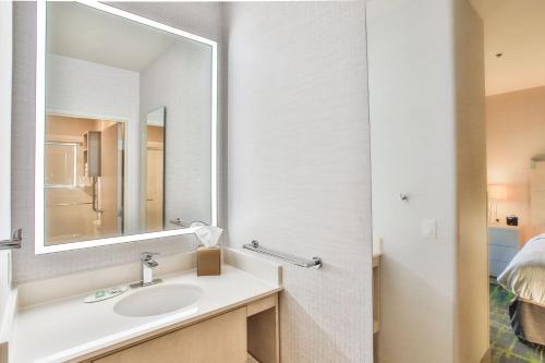 普雷斯科特普雷斯科特春季山丘套房酒店的一间带水槽和镜子的浴室