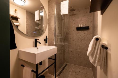 鹿特丹艾玛酒店的一间带水槽和淋浴的浴室