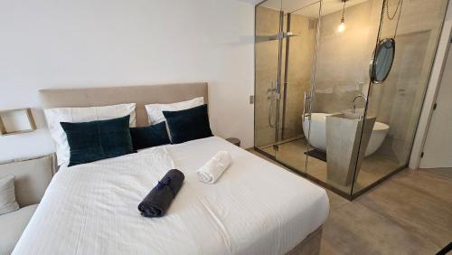 马贝拉Venezuela Apartment的卧室配有一张白色大床和淋浴
