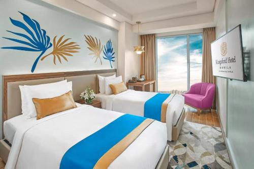 马尼拉Kingsford Hotel Manila的酒店客房,设有两张床和一张粉红色的椅子